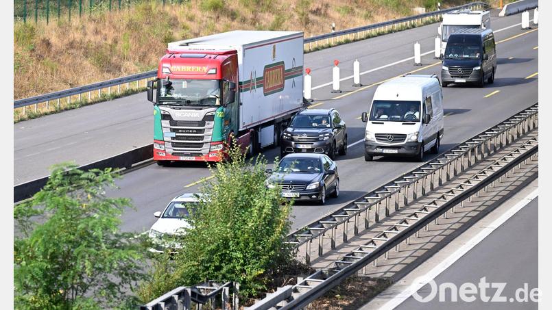 Lastwagen sollen Lieferungen übernehmen, die wegen des Niedrigwassers in Flüssen nicht per Schiff transportiert werden können (Symbolbild) Bild: Roberto Pfeil/dpa