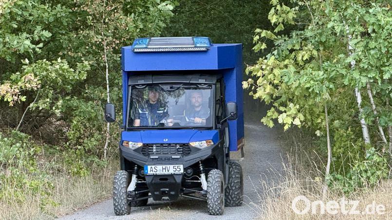 Das Geländefahrzeug des Technischen Hilfswerks kommt gerade aus dem Wald zurück. Bild: upl