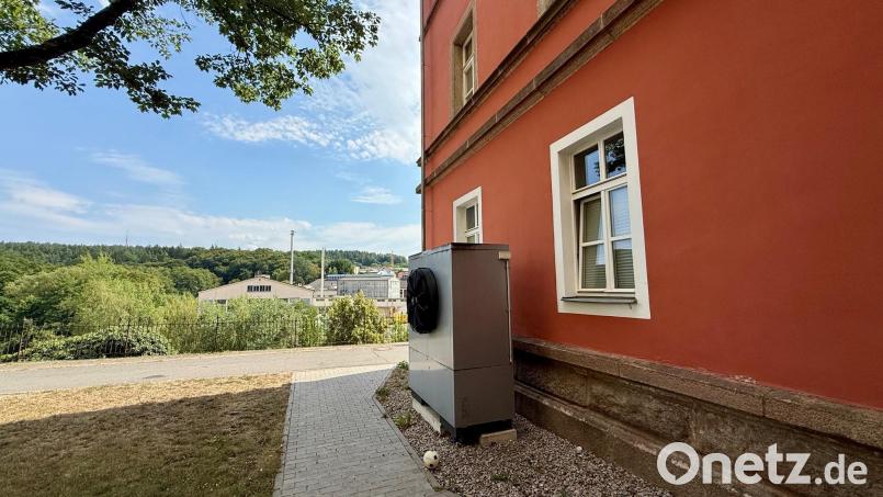 Unübersehbar steht seit der Grundrenovierung der Kita St. Joseph die Wärmepumpe vor dem Haus. Nachdem das gesamte Heizungssystem im Roten Schulhaus in der Vergangenheit Probleme machte, soll es für eine zuverlässige Wärmeversorgung im Winter fit gemacht werden. Bild: Gabi Schönberger