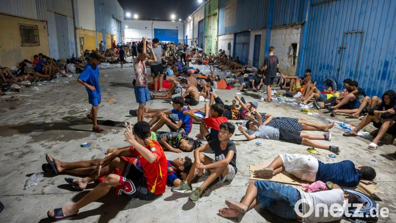 Besonders Kinder und Jugendliche sind in der spanischen Exklave verblieben. (Archivbild) Bild: Marcos Moreno/EUROPA PRESS/dpa