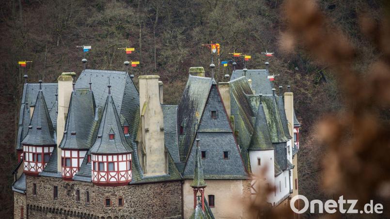 Ein neues Buch zeigt, dass das Mittelalter mehr zu bieten hatte als feste Burgen mit edlen Rittern. (Archivbild) Bild: Frank Rumpenhorst/dpa