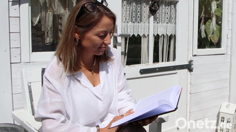 Ihren Garten hat Christiane Ertel in ein Idyll verwandelt, das geradezu einlädt, dort zu schmökern. Bild: Thomas Dobler