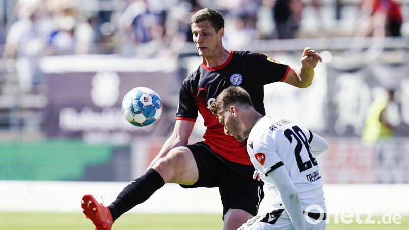 Patrick Erras (links) im Trikot von Holstein Kiel im Spiel gegen den SV Sandhausen. Bild: Uwe Anspach/dpa