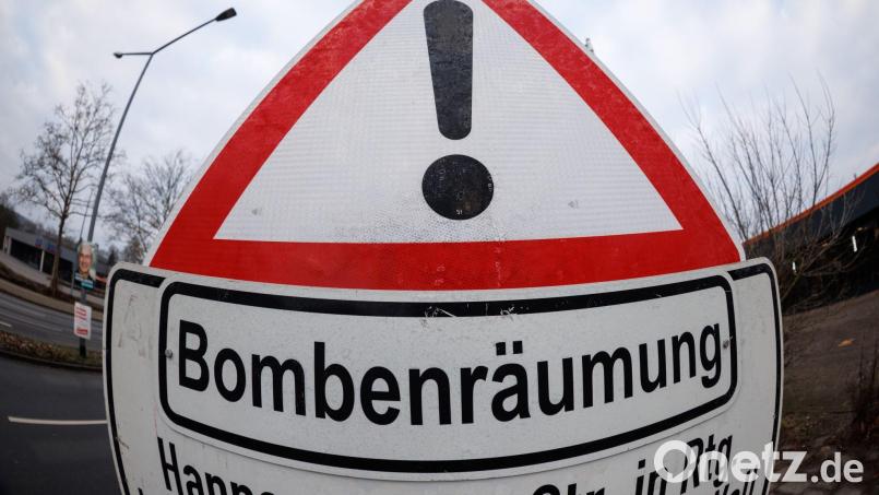 Wegen einer Bombenentschärfung wird am Dienstagabend auch vorübergehend die Bahnlinie zwischen Augsburg und Ulm gesperrt. (Symbolbild) Bild: Friso Gentsch/dpa