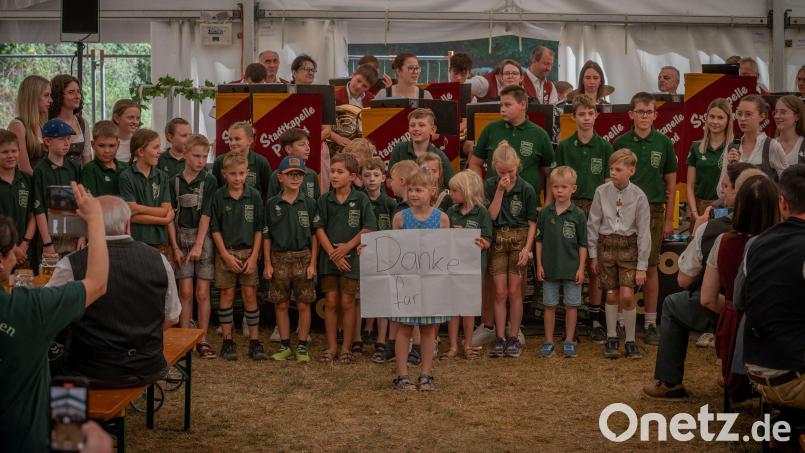 Beim Jubiläum bedankt sich die gesamte Schützenjugend bei ihren Jugendleitern Marie Baumer, Julia Lindner, Katharina Fuhrmann und Sebastian Ruhland für ihre hervorragende Arbeit Bild: Stadtschützen Pfreimd