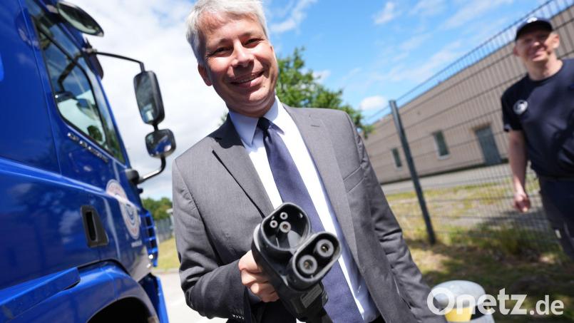Verkehrsminister Bilger ließ sich einen E-Lkw zeigen. Bild: Marcus Brandt/dpa
