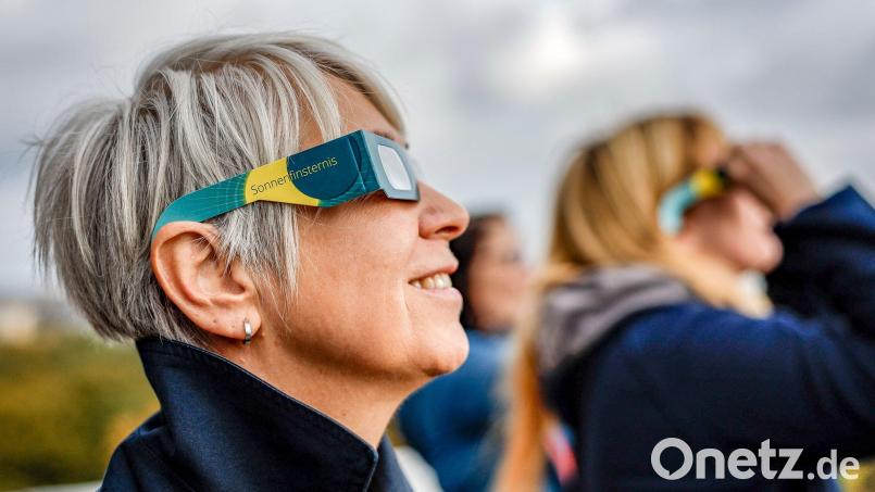 Um die Augen nicht zu schädigen, raten Expertinnen und Experten der Vereinigung der Sternfreunde am Mittwoch zu speziellen Sonnensicht- beziehungsweise Sonnenfinsternisbrillen zu greifen. Symbolbild: Axel Heimken/dpa