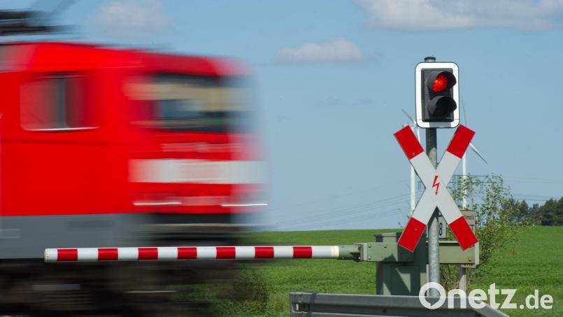 An einem Bahnübergang ist ein Zug mit einem Auto kollidiert. (Symbolbild) Bild: Patrick Pleul/dpa-Zentralbild/dpa