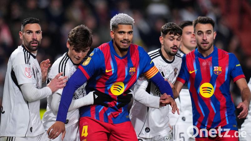 Wechselt nach Liverpool: Barcelonas bisheriger Kapitän Ronald Araujo (M). (Archivbild) Bild: Manu Fernandez/AP/dpa