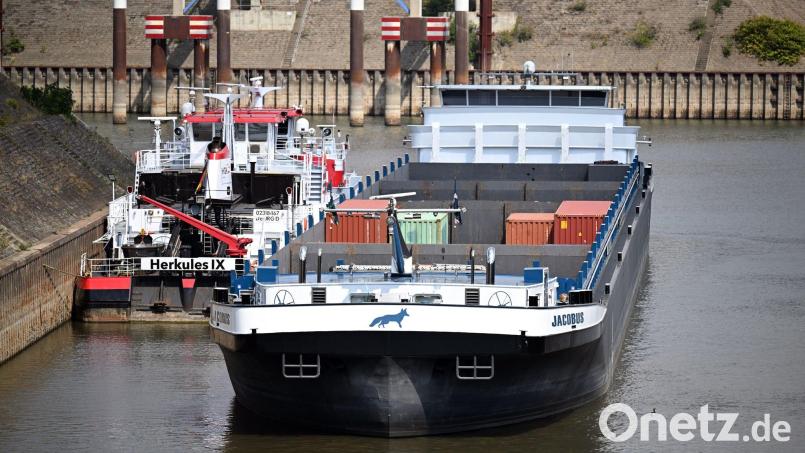 Die Pegelstände im Rhein in NRW wie hier in Duisburg fallen weiter Bild: Federico Gambarini/dpa
