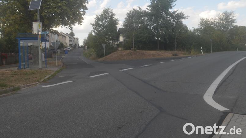 In die von rechts kommende Weidener Straße mündet links die Manteler Straße ein. Einige Anwohner beantragten hier einen Verkehrsspiegel bei der Marktgemeinde Kohlberg. Bild: Ernst Frischholz
