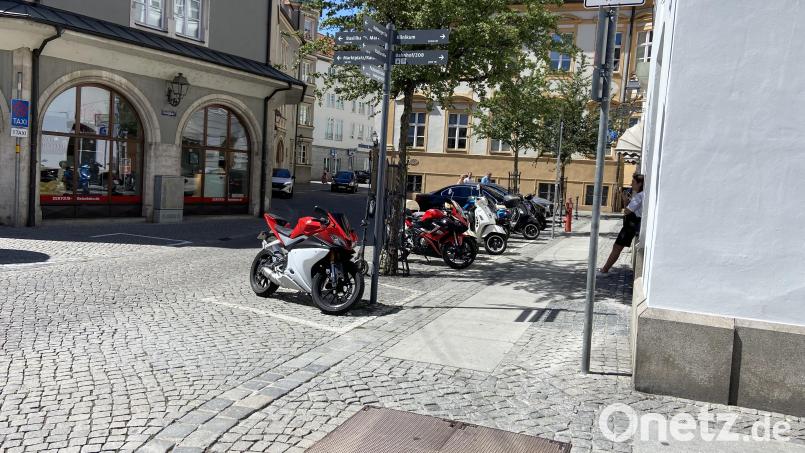 Am Hallplatz wachsen zwar Bäume. Aber viel mehr Autos und Motorräder. Trotzdem könnte man nach Einschätzung von Piet Gürtler hier eine schöne Grünfläche schaffen. Bild: Andreas Ascherl