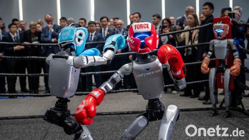 Roboter der Firma Unitree während einer Präsentation beim China-Besuch von Bundeskanzler Friedrich Merz (CDU). (Archivbild) Bild: Michael Kappeler/dpa