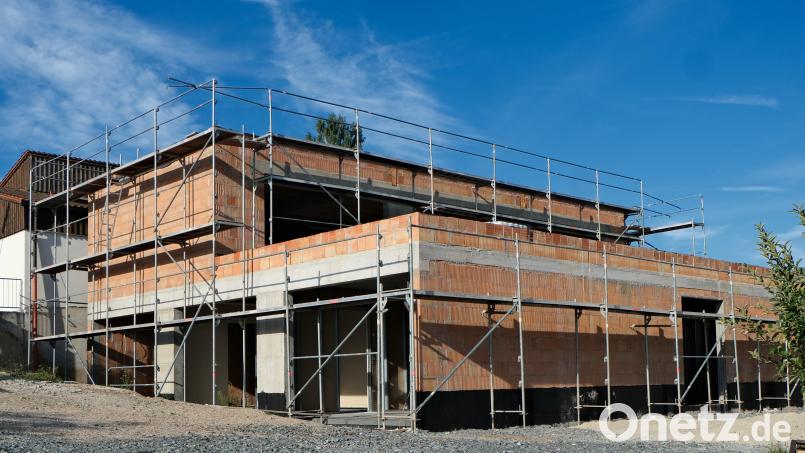 Fertiggestellt ist der Rohbau für die Erweiterung des Kindergartens St. Johannes Maria Vianney. Bild: Fred Lehner