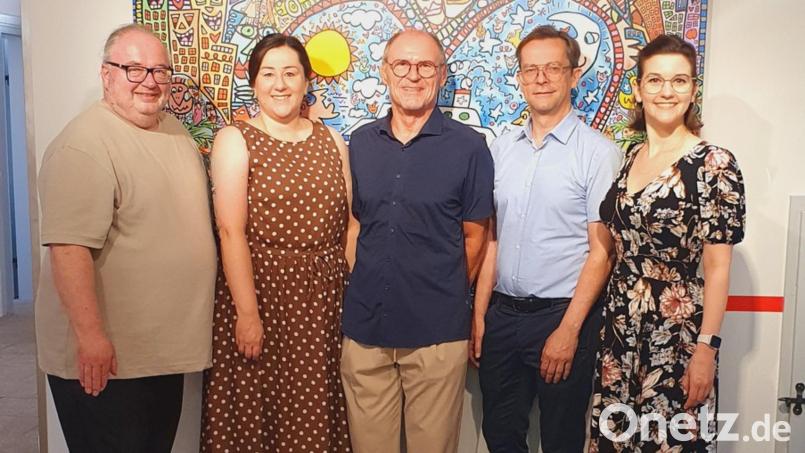 Die Verantwortlichen der Rizzi-Ausstellung freuen sich über ein gelungenes gemeinsames Kunst-Highlight: (von links) Kurator Thomas Herrmann, Museumsleiterin Birgit Plößner, Bürgermeister Hans-Peter Schärl, Geschäftsleiter Markus Bergauer und Kuratorin Sabrina Kalcher. Bild: Stadt Tirschenreuth/Birgit Plößner