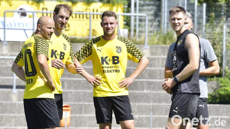 Die beiden Spielertrainer Friedrich Lieder (von links) und Mario Zitzmann wurden beim FC Amberg entlassen, Co-Trainer Matthias Graf trifft dagegen mit Neu-Trainer Erkan Kara auf einen alten Bekannten. Bild: Hubert Ziegler
