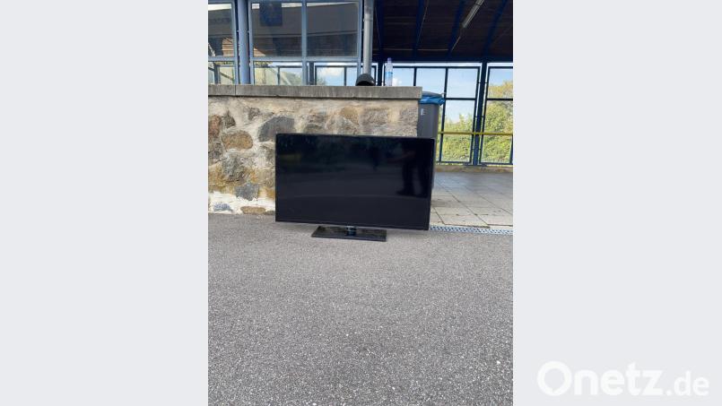 Ein 24-jähriger Radfahrer ist in Schwandorf mit einem Fernseher auf der Schulter gegen ein Auto gefahren. Bild: PI Schwandorf, PM Glaser