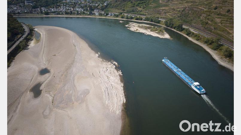 Die niedrigen Wasserstände am Rhein behindern den Transport von Öl und Sprit - das treibt die Preise. (Archivbild) Bild: Thomas Frey/dpa