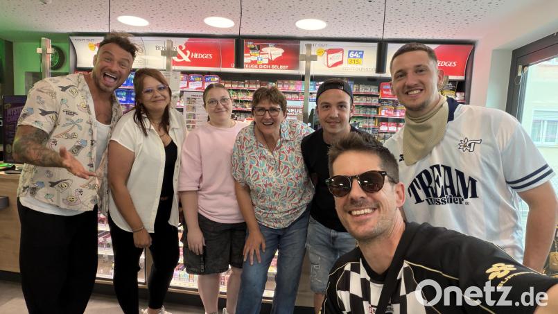 In "Jochens Tanke" in Schwandorf haben Tream (hinten, rechts) und SDP (links Dag-Alexis Kopplin, vorne rechts Vincent Stein) das Musikvideo zu "S.U.L", Sommer unseres Lebens, gedreht. Bild: Vincent Stein