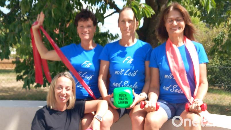 Projektleiterin Sarah Dehling (unten) und ihre Übungsleiterinnen (von links) Kristina Meiler, Susanne Hiltel und Emma Zeitler wollen Männer ab 60 in Bewegung bringen. Bild: Helga Kamm