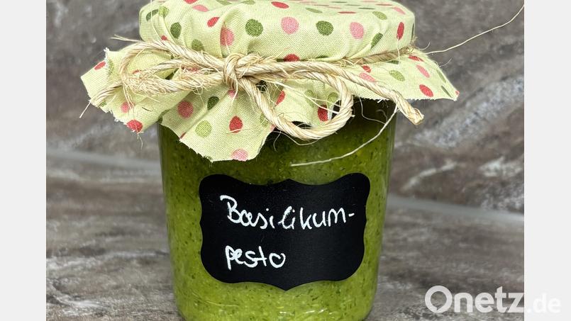 Selbstgemachtes Basilikum-Pesto hält sich gut verschlossen im Kühlschrank etwa sechs Wochen. Bild: Theresia Selch