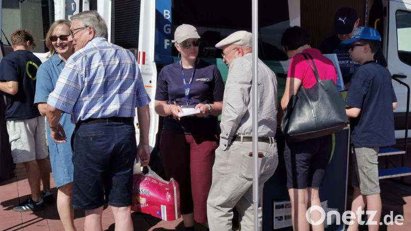 Bei "Redaktion on Tour" in Schönsee nutzen viele Leser die Chance Mitarbeiter von Oberpfalz-Medien zu treffen und ihre Wünsche, Kritik und Anregungen zu äußern. Bild: Gabi Gilch