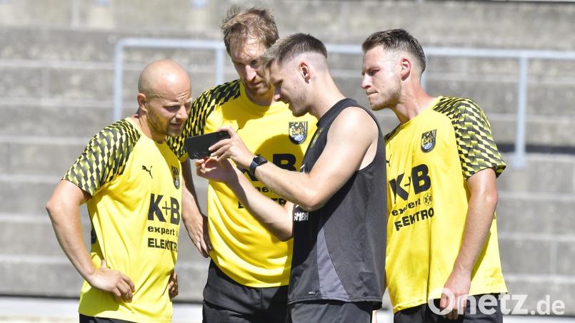 Der FC Amberg hat seine beiden Spielertrainer Friedrich Lieder (von links) und Mario Zitzmann entlassen. Bild: Hubert Ziegler