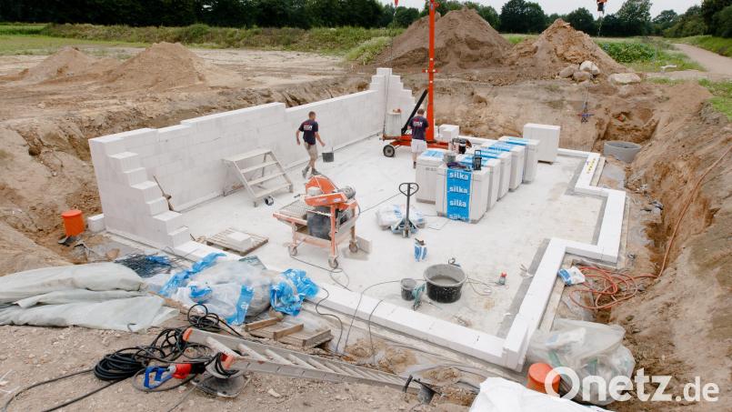 Der Hausbau ist teuer, für viele jungen Menschen vielleicht sogar zu teuer. Auf einen Keller wird deswegen mittlerweile oft verzichtet. Symbolbild: Markus Scholz/dpa