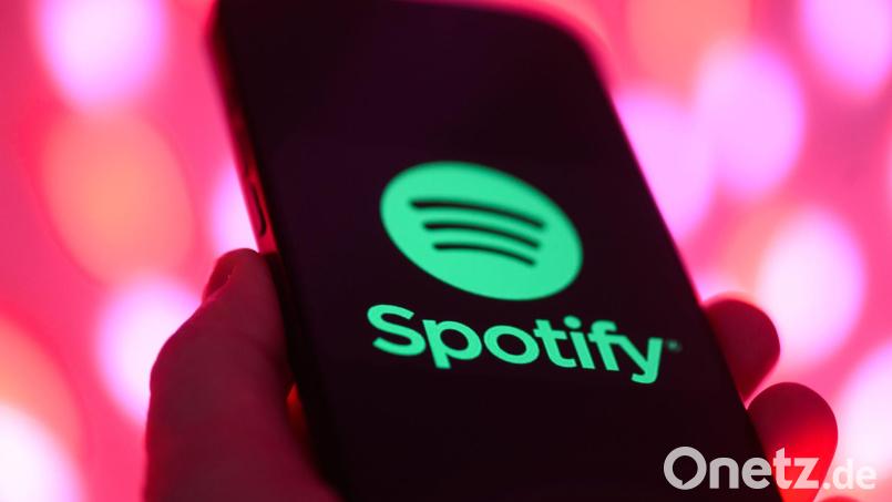 Spotify möchte den Vormarsch der KI-Musik eindämmen. (Symbolbild) Bild: Robert Michael/dpa