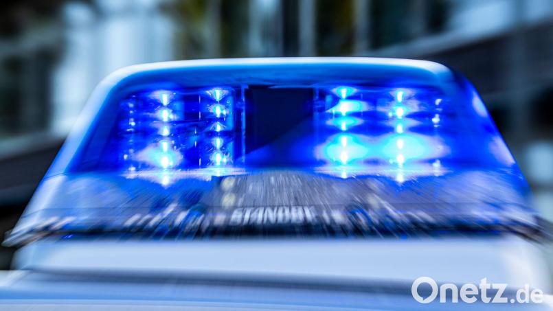 Vandalismus in Schwandorf: Unbekannte hatten die Stühle und Tisch des „Eiscafé Da Claudio“ auf dem Marktplatz verteilt. Symbolbild: Jens Kalaene/dpa