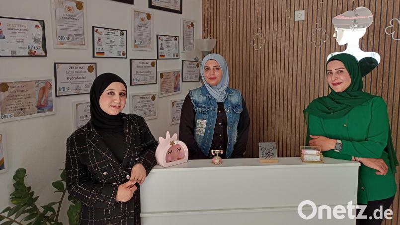 Nasim Baidoun (Mitte) und ihre Schwester Latifa Baidoun (rechts) sind stolz auf ihren Salon für kosmetische Anwendungen. Zahlreiche Zertifikate dokumentieren ihre Aus- und Weiterbildungen. Latifas Tochter Sidra Al Khalaf (links) arbeitet in Nürnberg und unterstützt die beiden in der Anfangszeit beim Social-Media-Auftritt. Bild: Stephanie Hladik