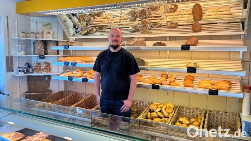 Christoph Ritz steht hinter der Verkaufstheke in der Kirchstraße: Die Stullner Filiale der Bäckerei wird bald geschlossen – genauso wie der Laden in Dürnsricht. Bild: ihl