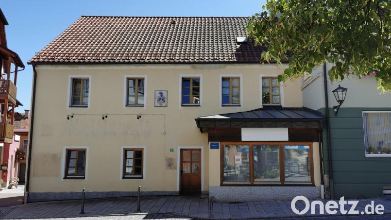 Für das Geschäftshaus Marktplatz 6 in Oberviechtach lag dem Stadtrat ein Antrag auf Nutzungsänderung vor. Dabei ging es um Brandschutzmaßnahmen, um auch den rechten Gebäudetrakt (Schaufenster des ehemaligen Bäckerladens) in eine gastronomische Nutzung einbinden zu können. Bild: Gertraud Portner