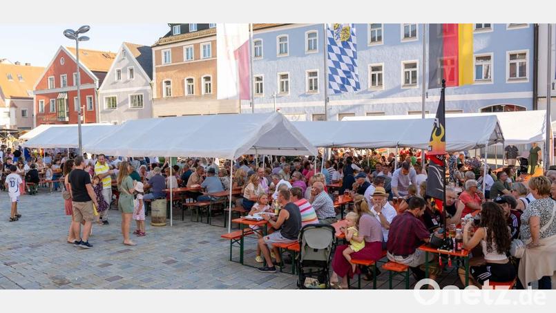 Das 50. Marktplatzfest des Musikzugs erwies sich einmal mehr als echter Besuchermagnet. Hirschaus Innenstadt wurde zu einer einzigen Partymeile. Bild: Michael Knietsch