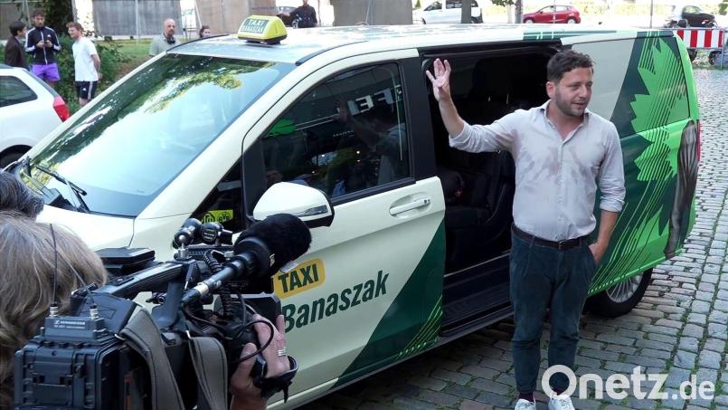 Fährt „frei von Angst und mit großer Freude“: Grünen-Chef Felix Banaszak Bild: Manuel Genolet/dpa
