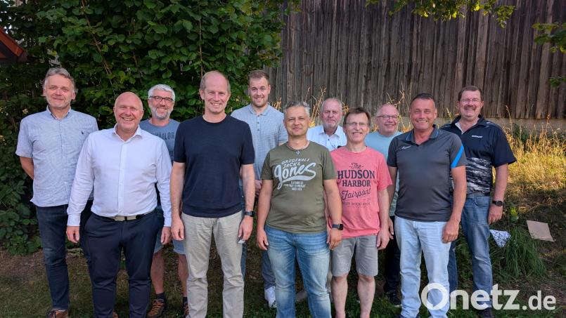 Der Wasserzweckverband startete mit Vorsitzendem Konrad Kiener (Vierter von links) in die neue Amtszeit. Die neu- und wiedergewählten Verbandsräte sind Markus Nagler, Bürgermeister Marcus Eichenmüller, Werner Schlosser, Alexander Buchner, stellvertretender Verbandsvorsitzender Marco Ruider, Dieter Rosenberg, Norbert Schwendner, Stefan Weidner, Uwe Bergmann und Dieter Buchner (von links). Bild: Christina Braun