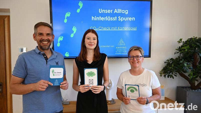 Oberbürgermeister Michael Fritz, Elena Berschneider (Abfallberatung) und Elisabeth Keck (Leiterin des Amtes für Ordnung und Umwelt) stellten den neuen „CO₂-Check“ vor. Bild: Simon Hauck, Stadt Amberg