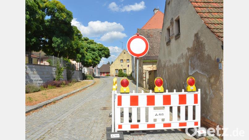 Die Sperrtafeln künden von der großen Baumaßnahme im Ortsteil Roggenstein. Die Kanalisation und die Wasserleitungen werden komplett modernisiert. Bild: Elisabeth Dobmayer