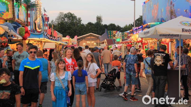 Die Besucher sollen das Kemnather Wiesenfest unbeschwert genießen. Damit sie sich sicher fühlen können, haben Stadt und Polizei ein Konzept erarbeitet, um potenzielle Gefahren abwehren und angemessen auf mögliche Notfälle reagieren zu können. Archivbild: Konrad Rosner