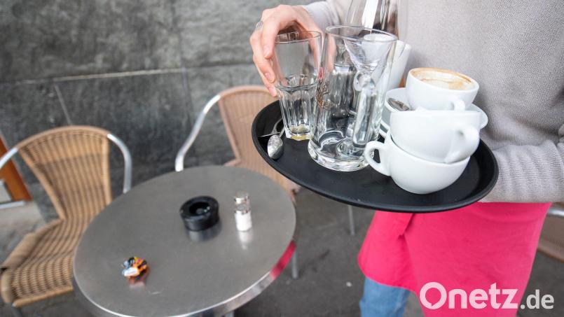 Nach Berechnungen des Bundesinstituts für Bevölkerungsforschung lag die Wochenarbeitszeit pro Kopf 2025 im Schnitt um 0,3 Stunden unter dem Rekordniveau von 2023. Bild: Sebastian Gollnow/dpa