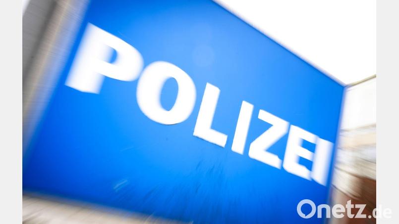 Neongrün verfärbtes Wasser ist am Dienstag in drei Brunnen im Fürther Stadtgebiet entdeckt worden. Die Kriminalpolizei ermittelt. (Symbolbild) Bild: Philip Dulian/dpa