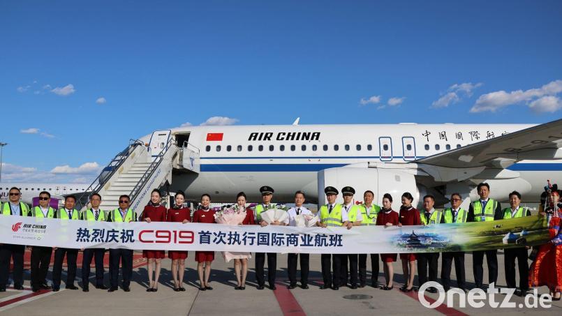 Das Passagierflugzeug vom Typ C919 nach dem ersten internationalen Flug von Peking nach Ulan Bator. Der Hersteller Comac will Airbus und Boeing Konkurrenz machen. Bild: Bolortsetseg/XinHua/dpa