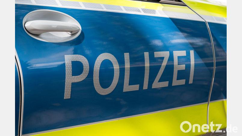 Polizei und Feuerwehr sind wegen eines verdächtigen Gegenstands in einer Spedition in Neu-Ulm im Einsatz. (Symbolbild) Bild: Daniel Vogl/dpa