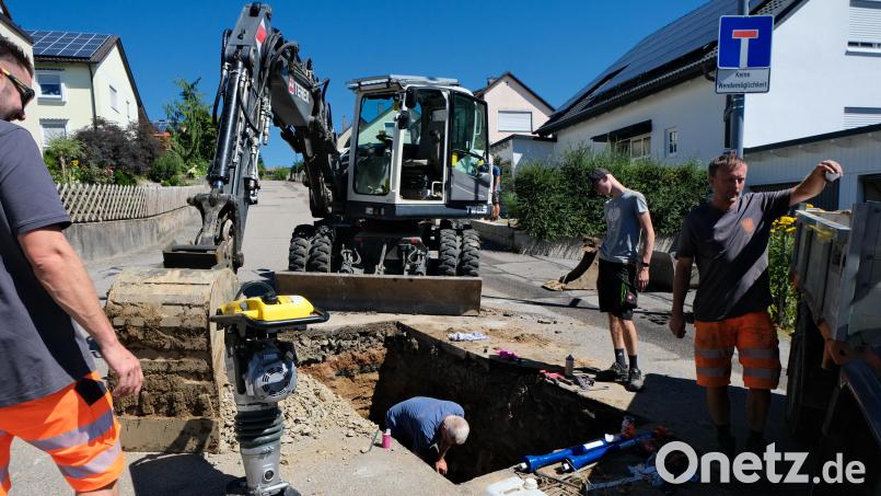 Voll im Einsatz war das Bauhofteam des Marktes Floß mit Leiter Stefan Witzl und Wasserwart Lorenz Varga bei der Behebung des schadhaften Rohrnetzes in der Schulstraße. Bild: Fred Lehner
