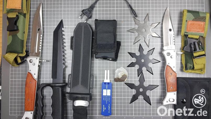 Diese Waffen stellten die Bundespolizisten bei den beiden Jugendlichen sicher. Bild: Bundespolizei