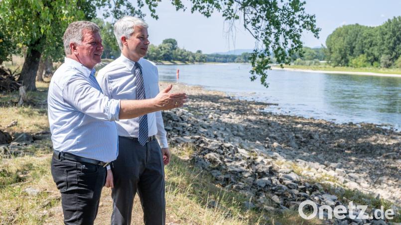 Bayerns Verkehrsminister Christian Bernreiter (l, CSU) will die Donau rasch weiter ausbaggern, um die Binnenschifffahrt auch bei Niedrigwasser länger zu ermöglichen. (Archivbild) Bild: Armin Weigel/dpa