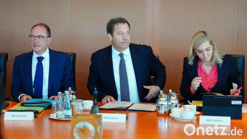 Weil der Kanzler nicht da war, durfte Klingbeil die Kabinettsitzung leiten. Bild: Kay Nietfeld/dpa