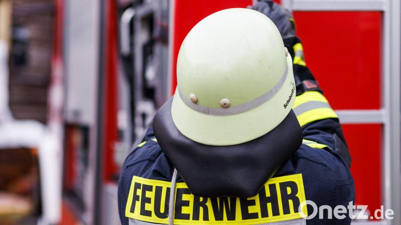 Als die Feuerwehr am Brandort eintrifft, schlagen Flammen aus dem Mehrfamilienhaus. (Symbolbild) Bild: Philipp von Ditfurth/dpa