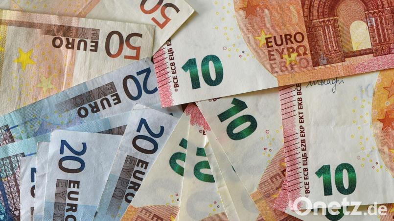Ein Dieb entwendete 500 Euro aus einer Gaststätte in Wunsiedel. Die Polizei sucht Zeugen. Symbolbild: Jens Kalaene/dpa