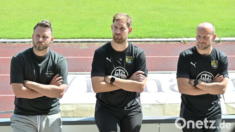 Der Sportliche Leiter Roman Reinhardt (links) mit den nun ehemaligen Spielertrainern Mario Zitzmann (Mitte) und Friedrich Lieder. Bild: Hubert Ziegler